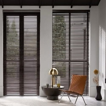 Zwarte houten jaloezie